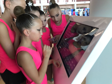 Гимнастки смотрят повтор своего выступления в Инфоцентре