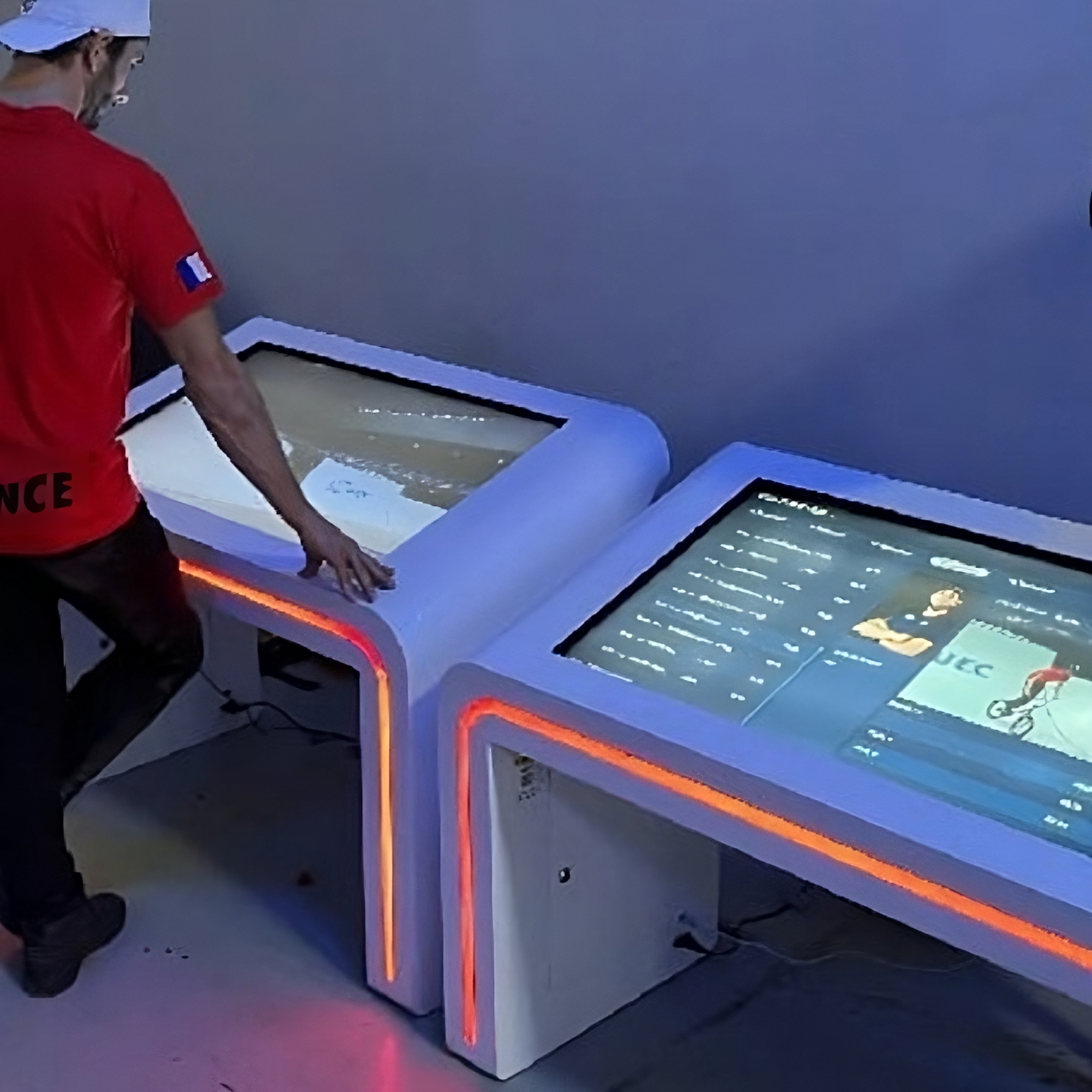 Инфоцентр: участник просматривает видеоповтор выступления