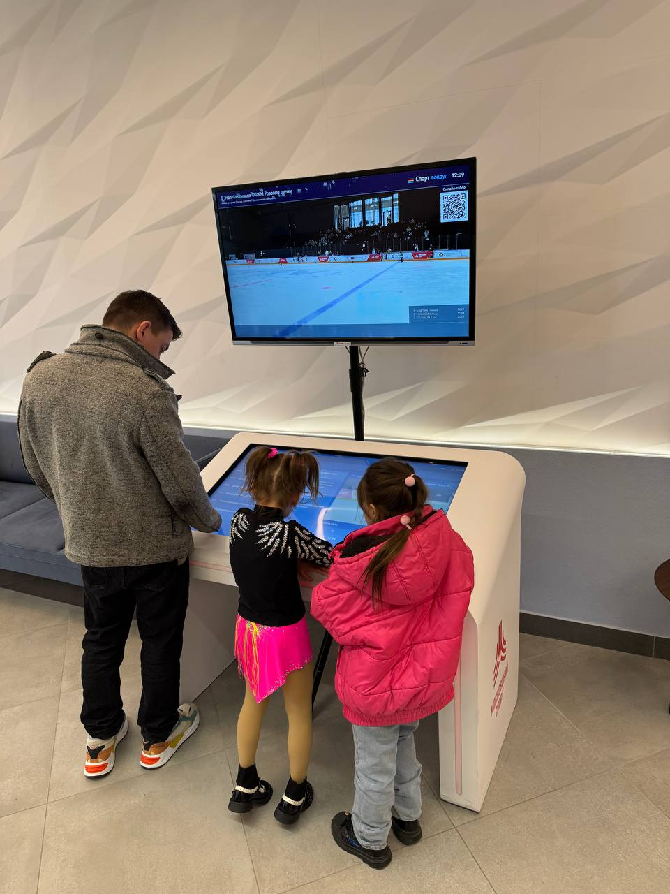 Инфоцентр: 8-этап фестиваля ФФКМ "Розовые щечки" юные фигуристки смотрят повтор своих выступлений