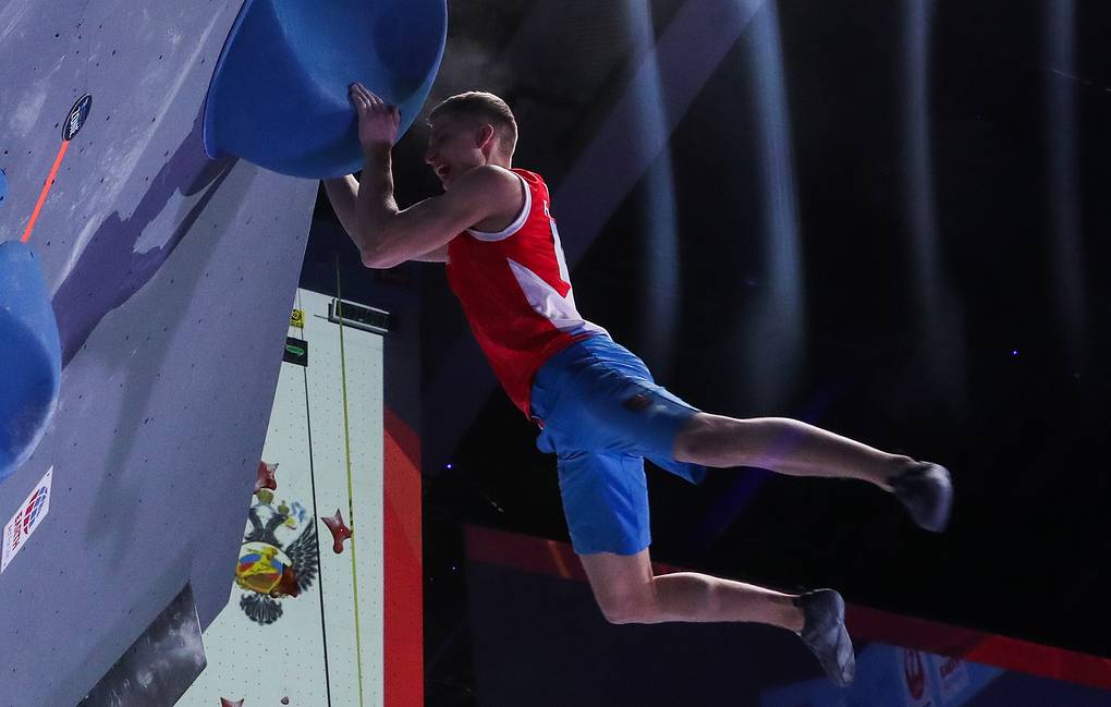 Выступление спортсмена на чемпионате по скалолазанию