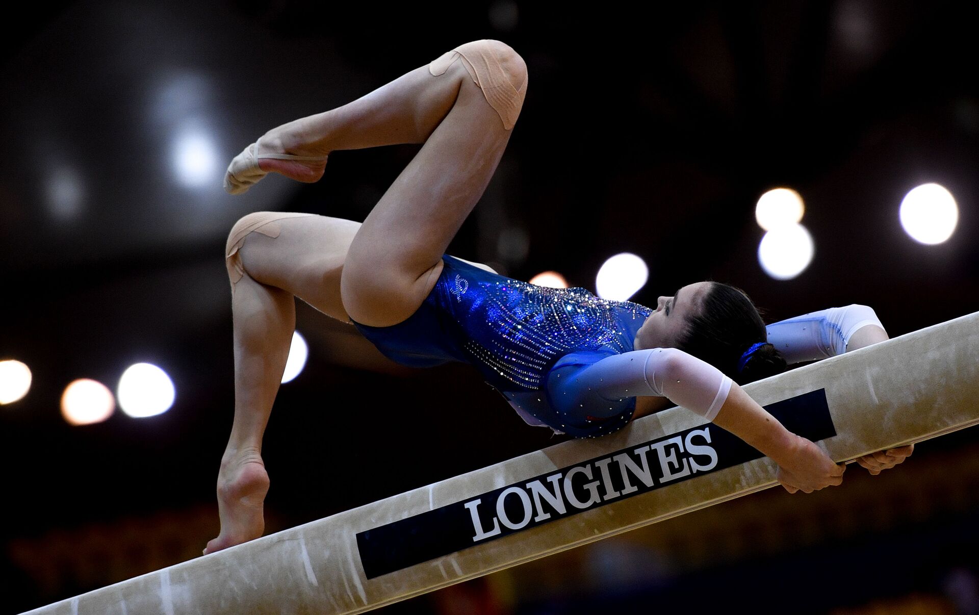 Выступление гимнастки на снаряде "бревно"
